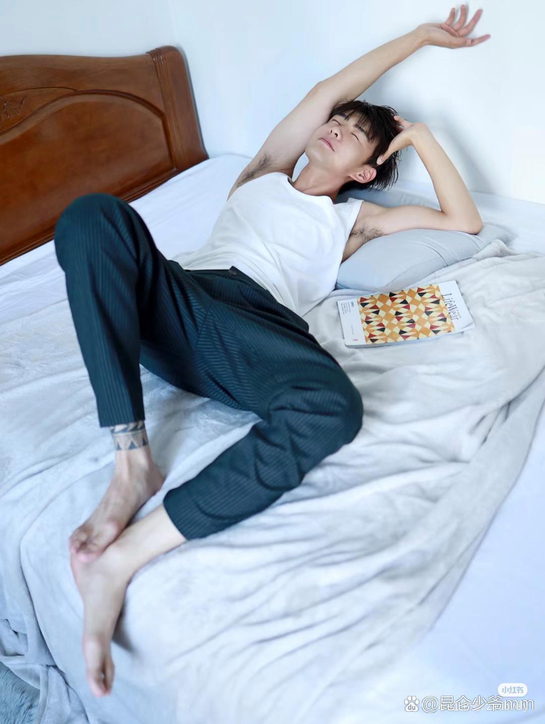 白天忙碌的生活让我疲惫不堪,晚上换上舒适的睡衣,躺在床上,瞬间感觉
