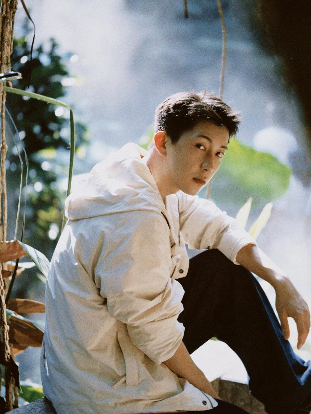 阳光下的诗意少年  那天,阳光明媚,我偶遇了一个穿着白色外套的年轻