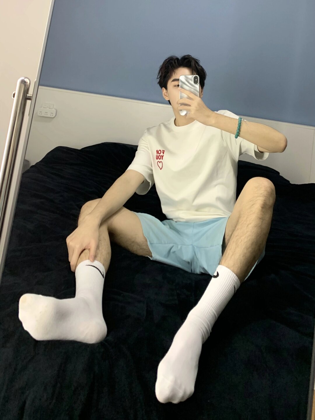 那一刻,阳光正好,微风不燥,他坐在床上,镜头对准