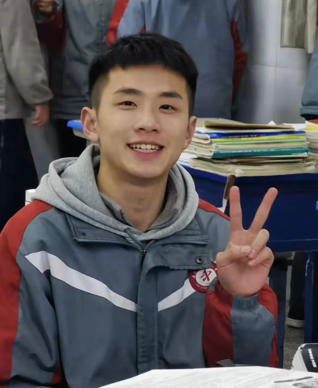 原来,他有着自己的微笑秘诀