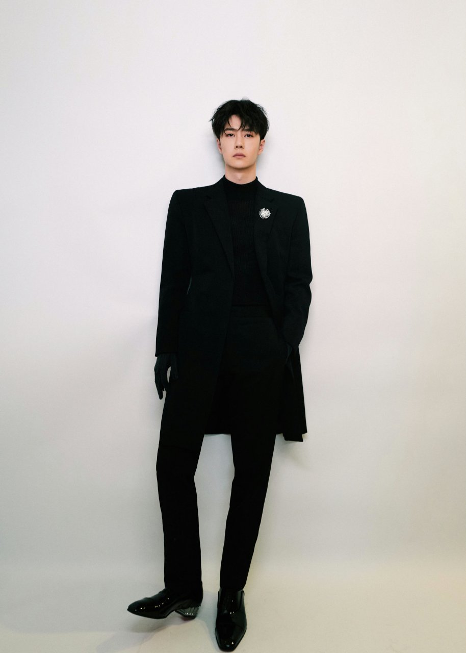 王一博 微博之夜 造型-黑色华尔兹 纯黑禁欲系,墨绿色手套,一枚冷色