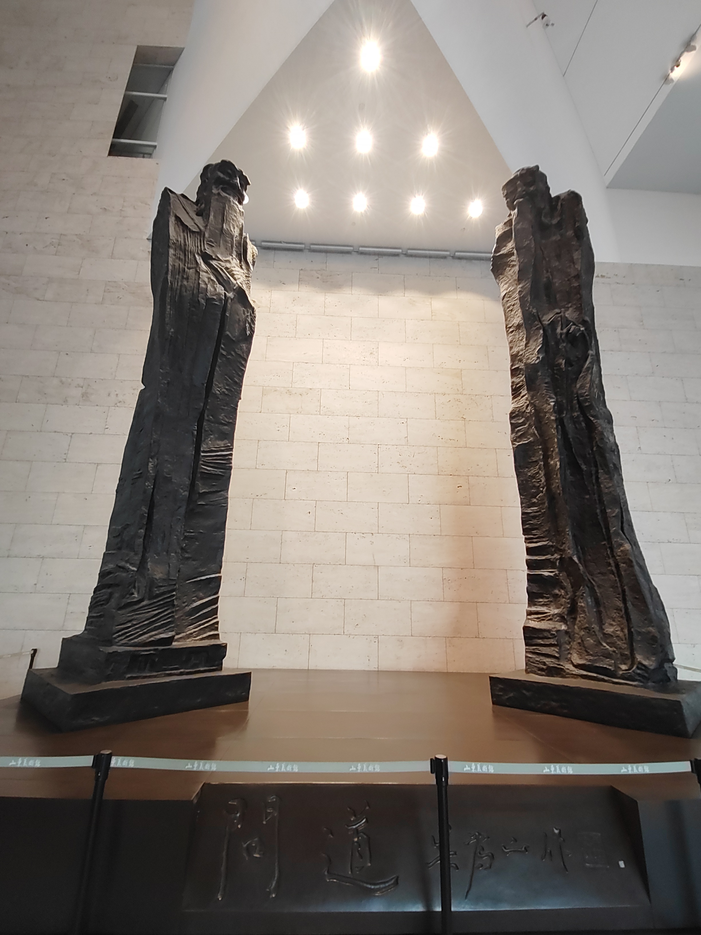 问道～山东省美术馆进门大厅,孔子问道雕塑,体现着山东人的自大[撒欢]