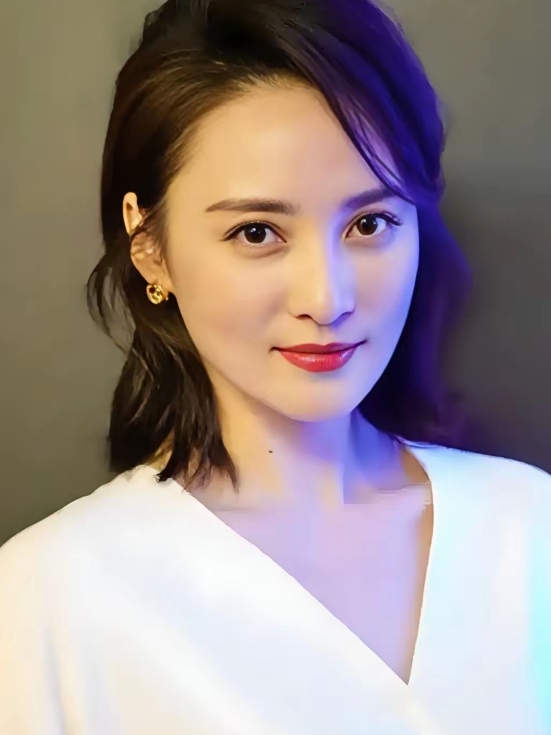 蒋勤勤,温婉如水,笑容动人,一袭白裙更显气质非凡