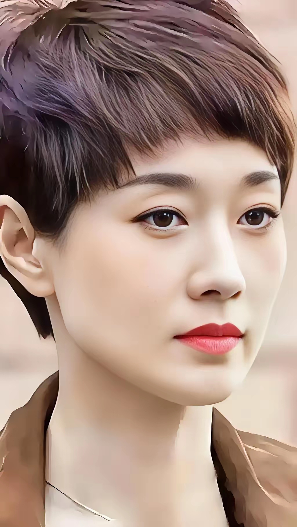 马伊琍,短发精灵,眼眸流转间尽是故事,一抹红唇点缀,更显都市丽人的