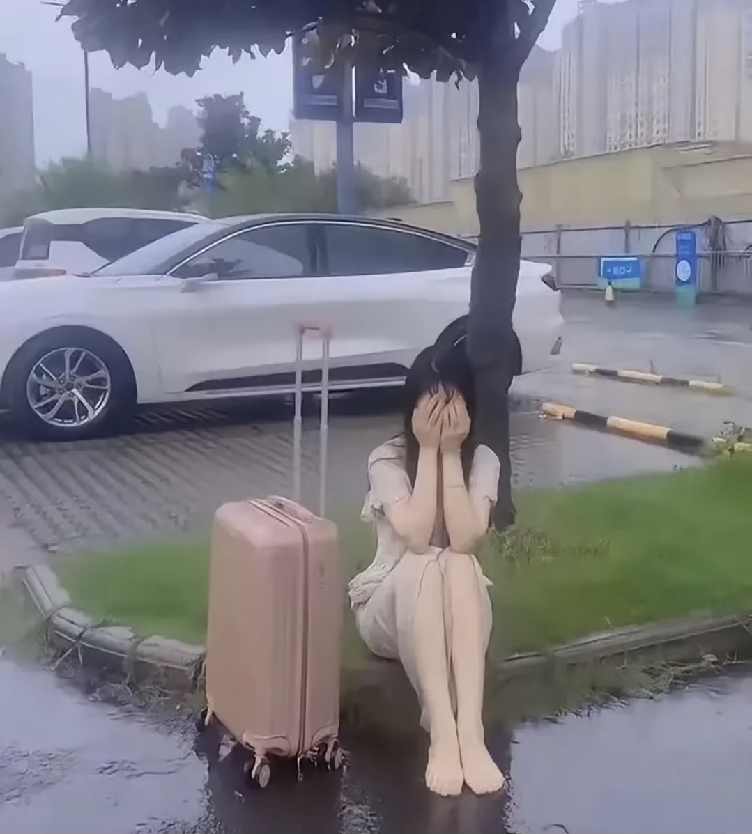 雨中女人哭泣的图片图片