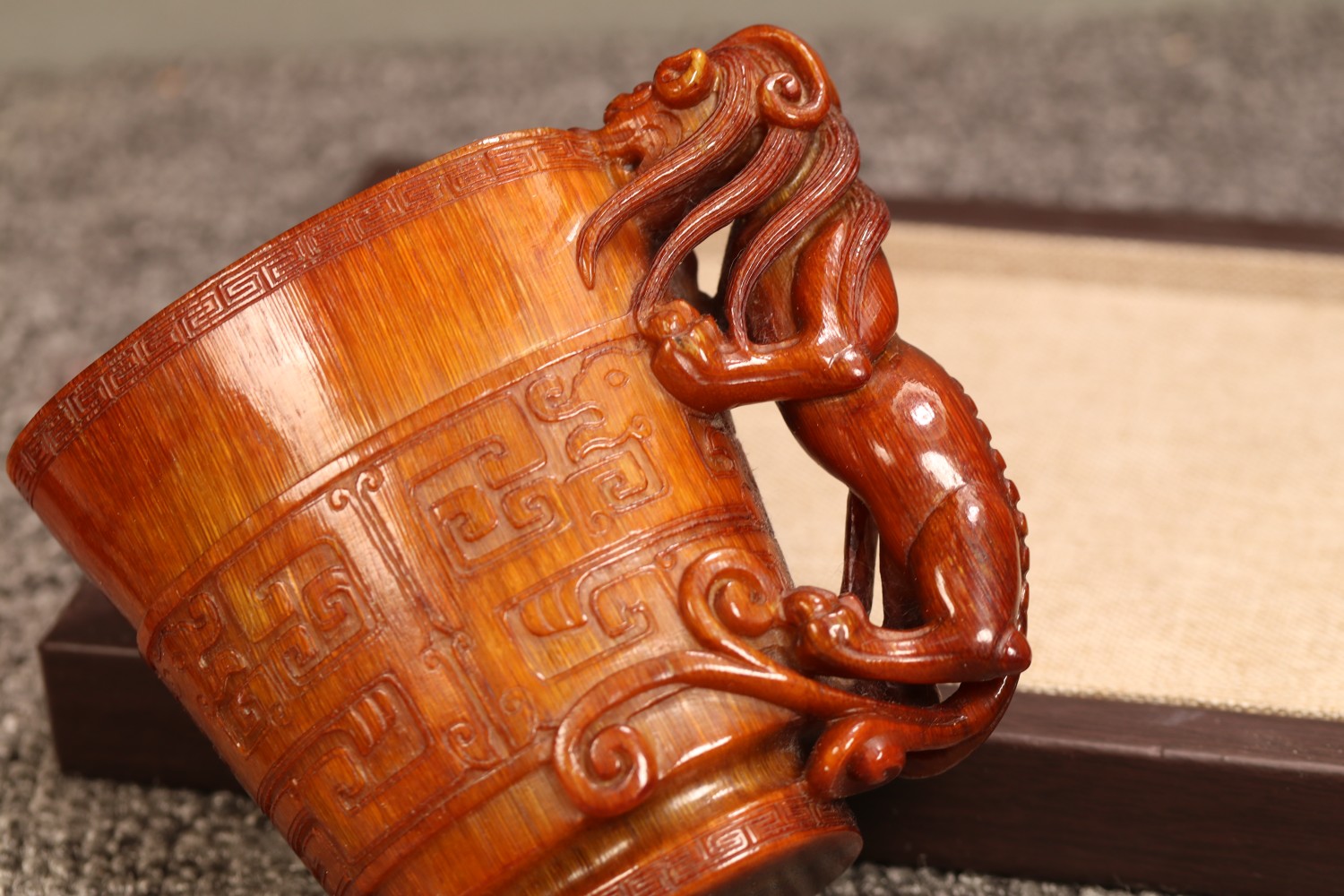 古玩老犀角雕螭龙杯 规格高86宽102-50重量233.5克.