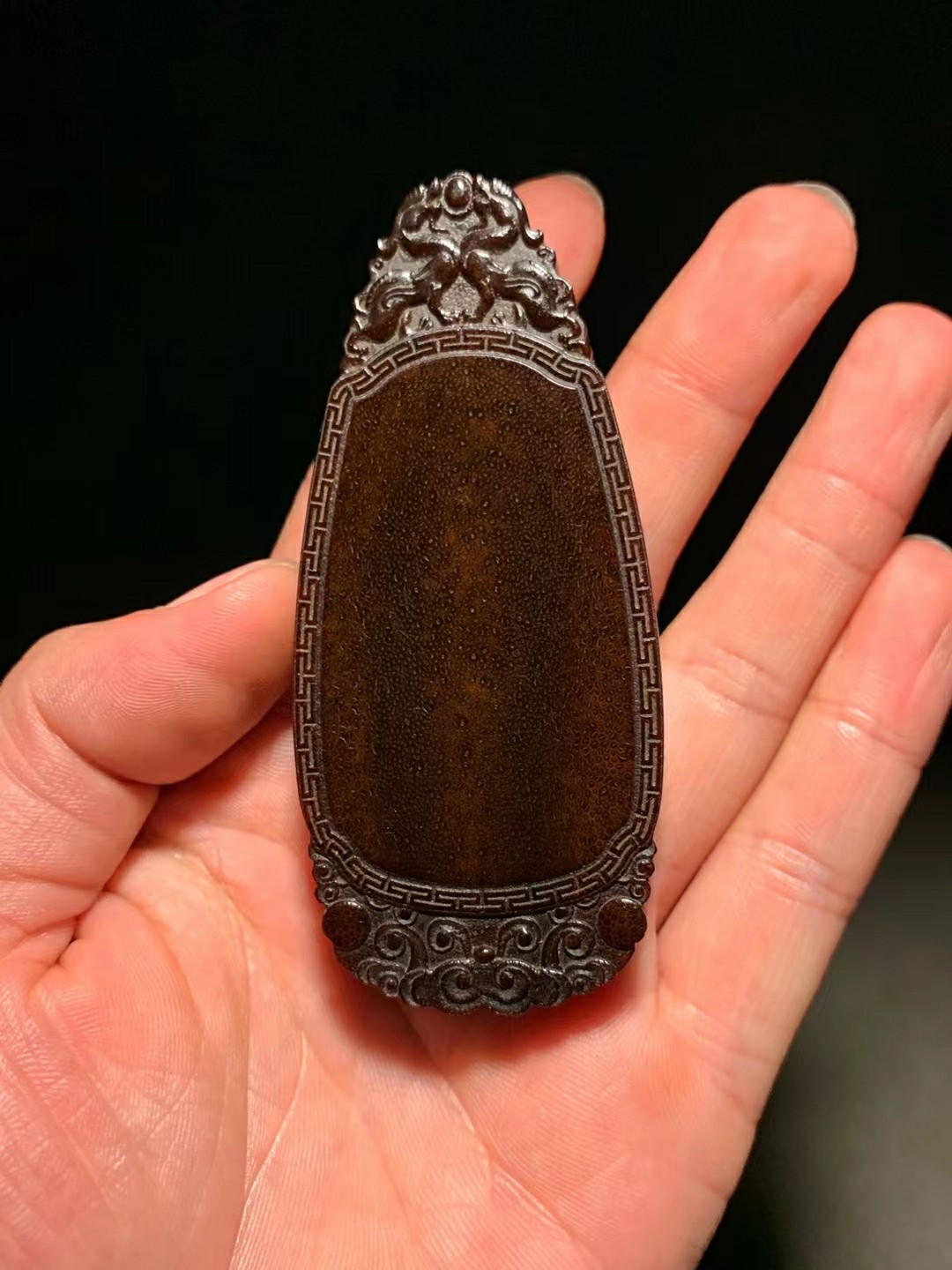 老料西角平安牌42.8克,87×39×13mm,纹饰古朴典雅.鱼籽纹清晰漂亮!