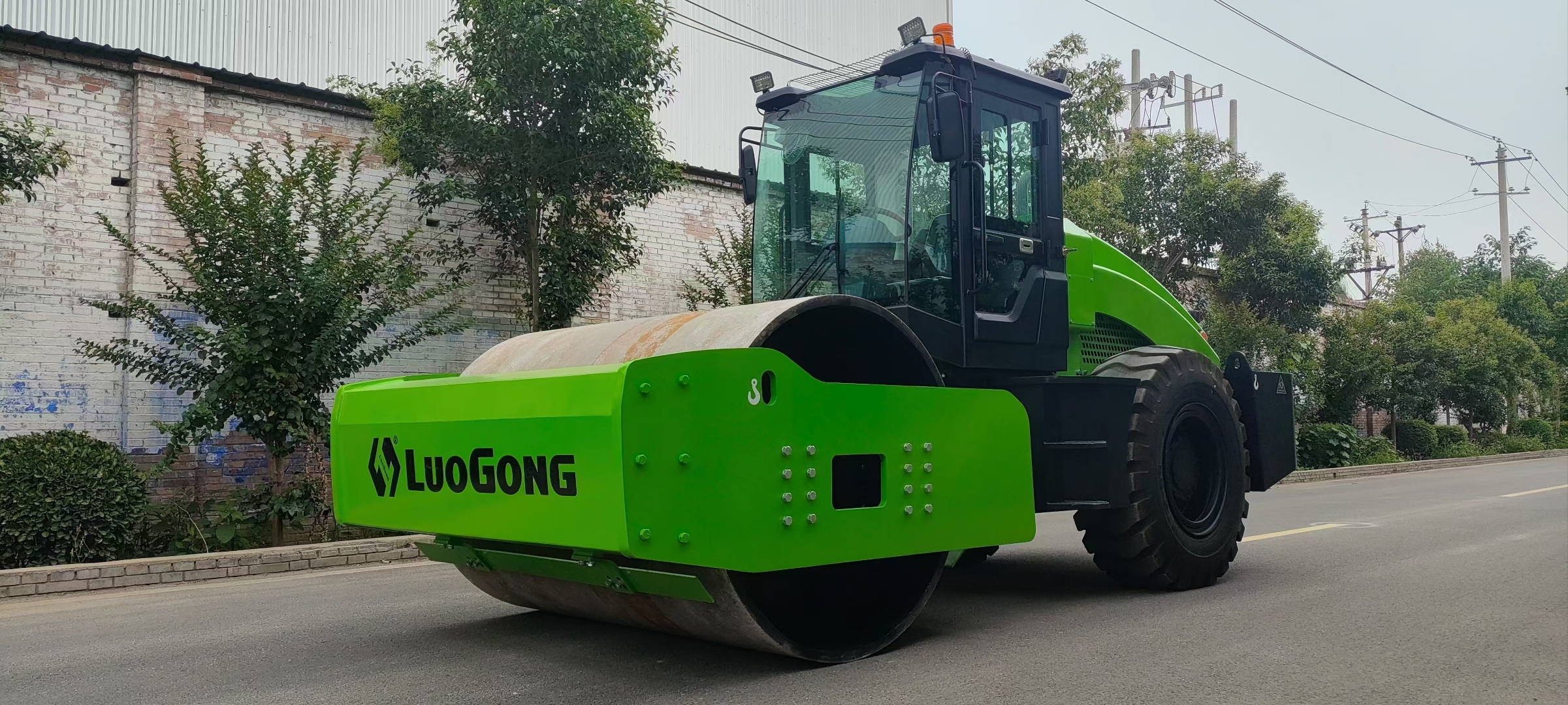 洛工12吨单钢轮振动压路机适用于高等级公路,大坝,铁路,机场等大型