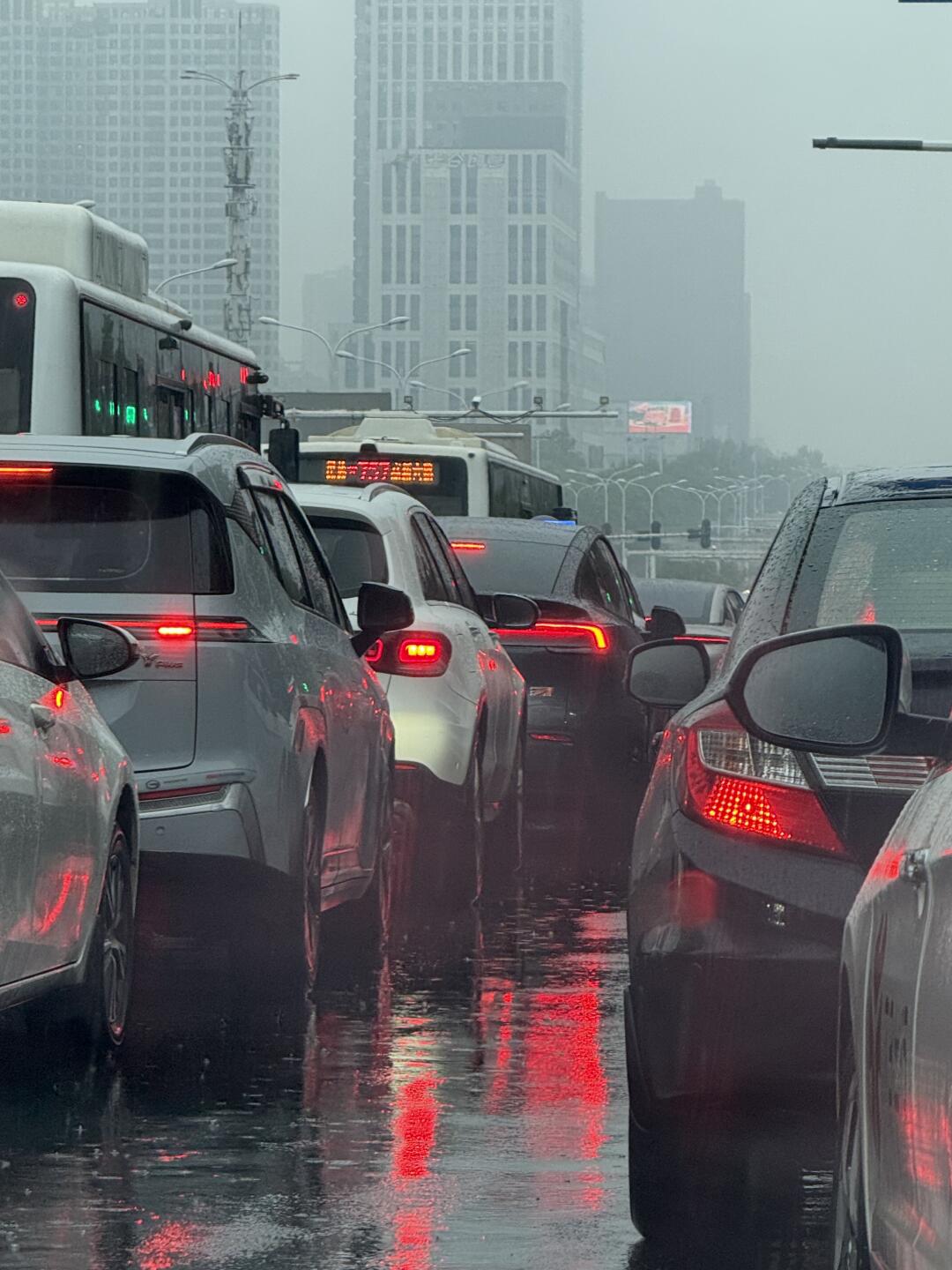 交通堵塞在路上,雨天路滑要慢行.#下雨#打工人上班高峰期