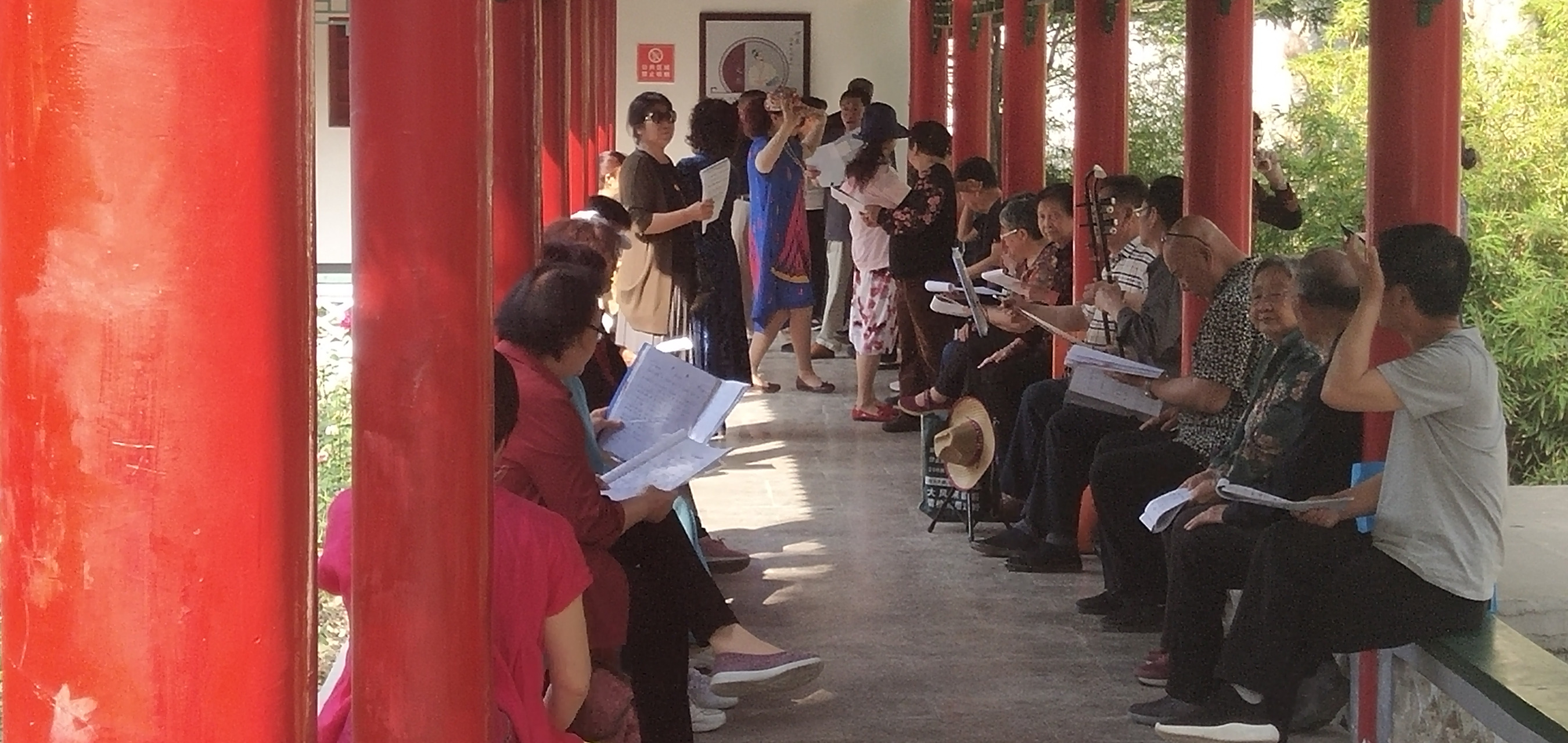 山西省运城市盐湖区西花园的动物园旁边的亭子里面每天早上都有人唱歌