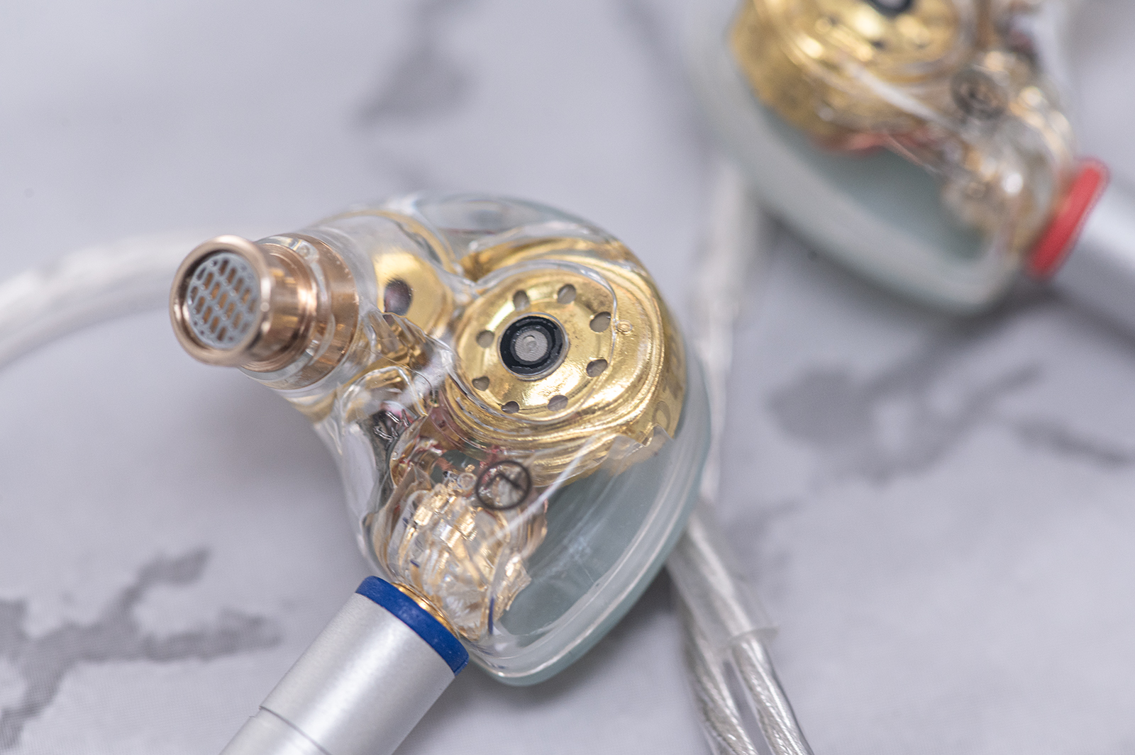 钕铁硼高性能外磁式磁路,再加上无氧铜镀银的线材,使得耳机的表现的