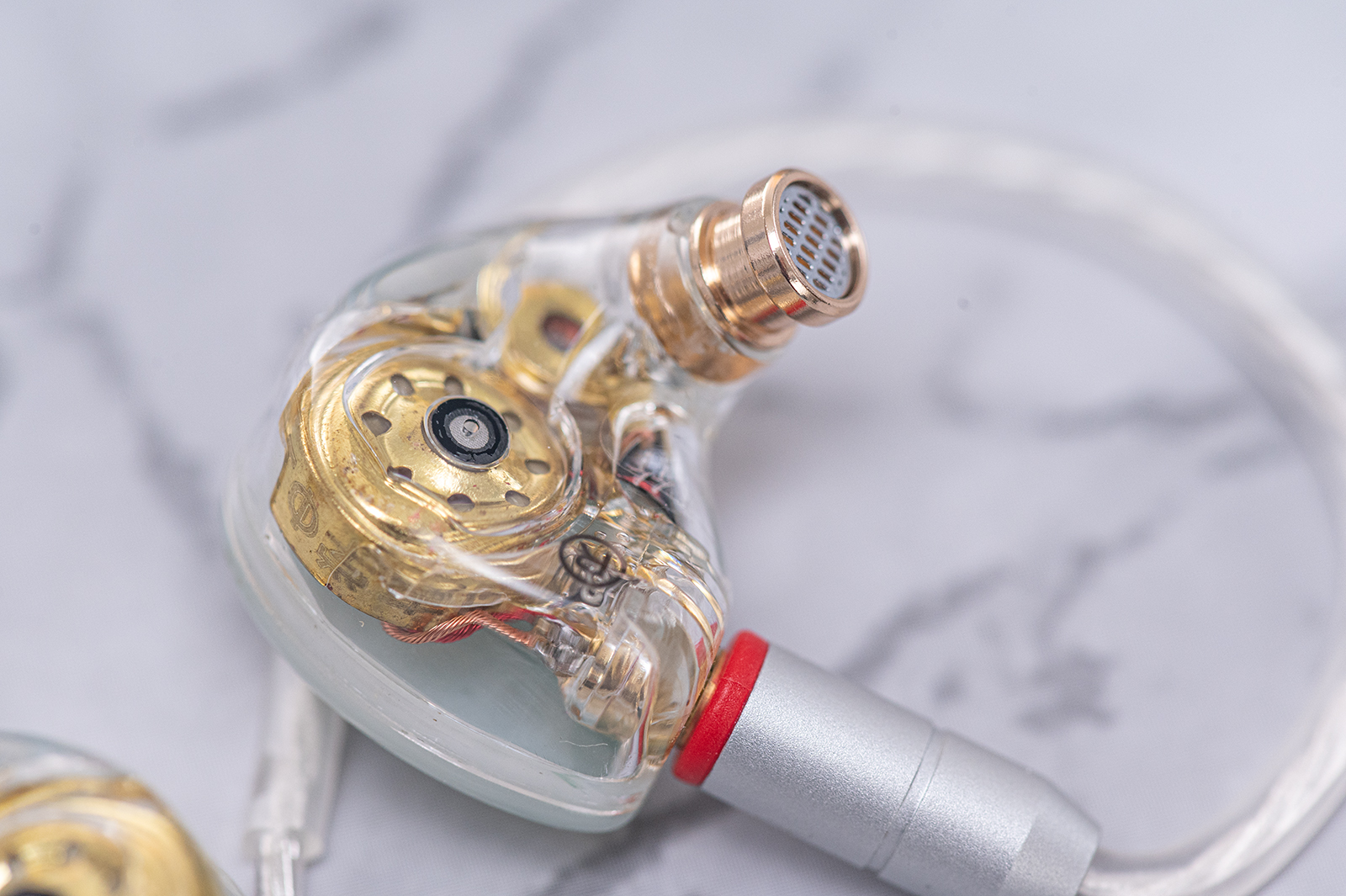 钕铁硼高性能外磁式磁路,再加上无氧铜镀银的线材,使得耳机的表现的