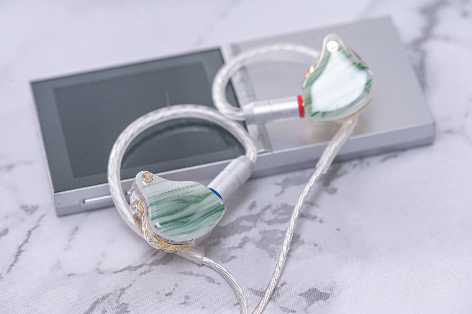 钕铁硼高性能外磁式磁路,再加上无氧铜镀银的线材,使得耳机的表现的