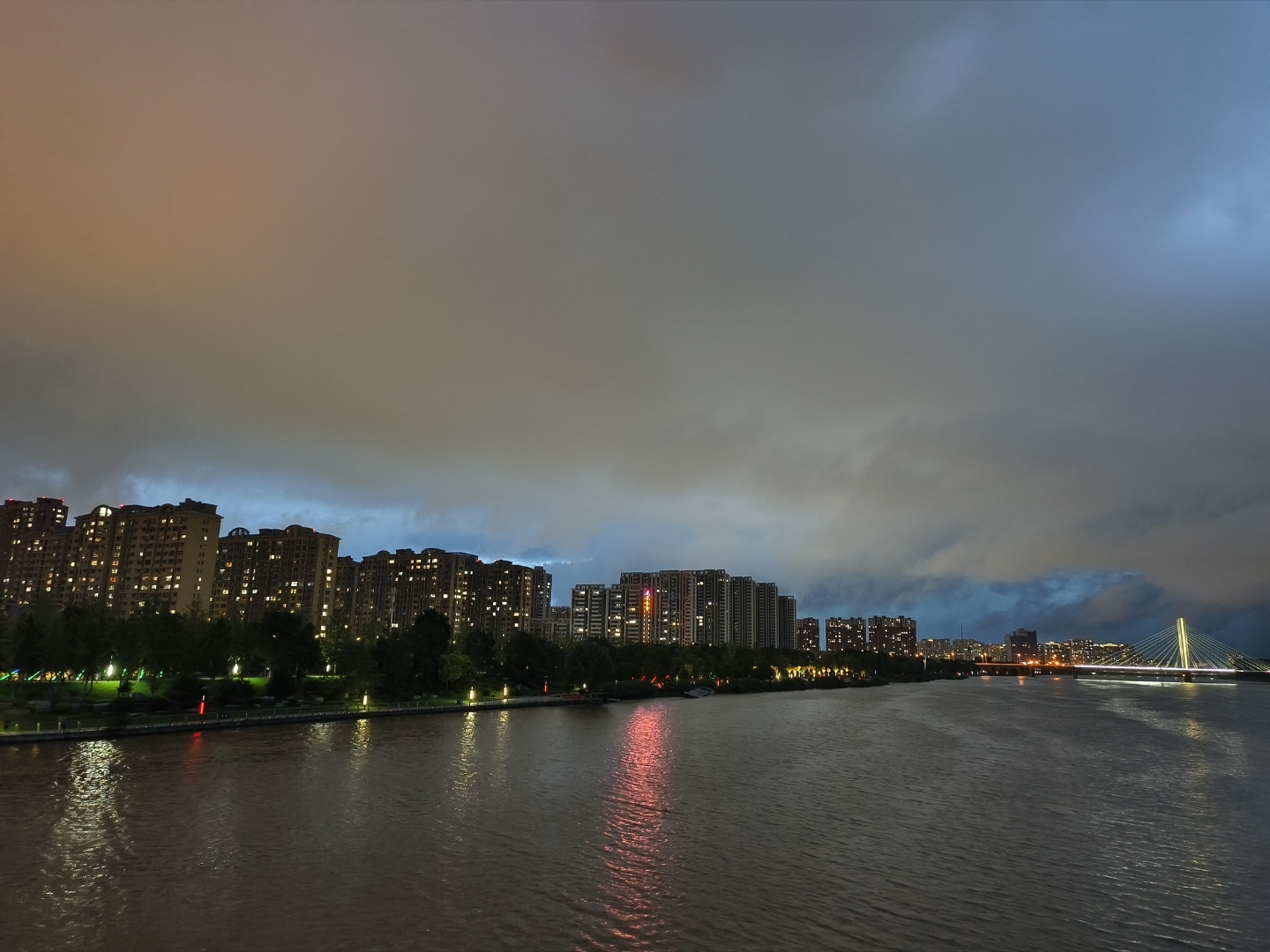 暴雨将至,乌云密布,空气都仿佛凝固了.