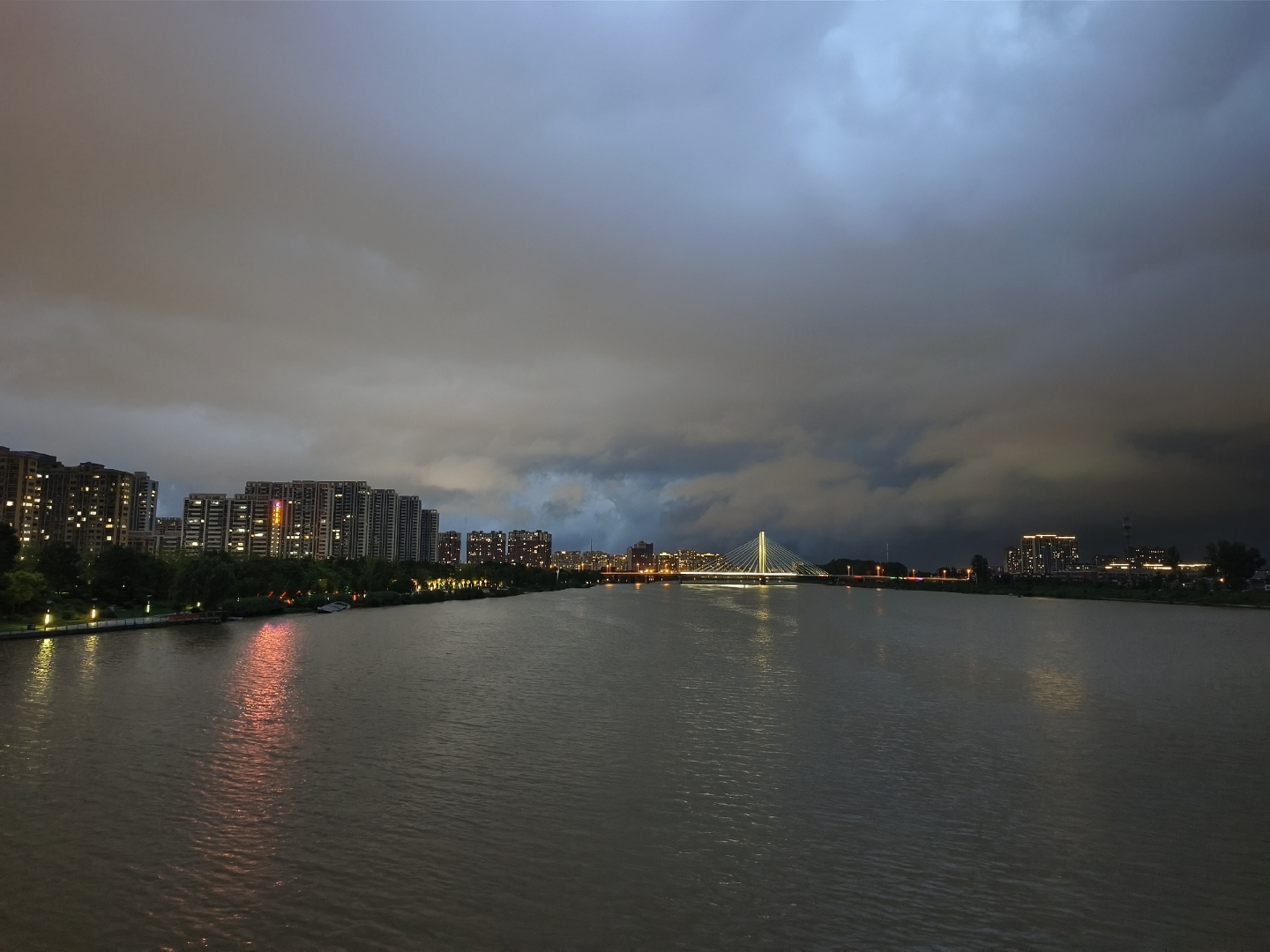 暴雨将至,乌云密布,空气都仿佛凝固了.
