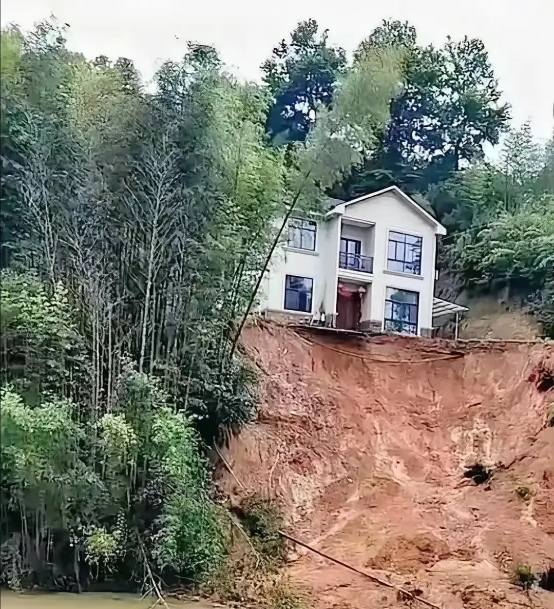 舅舅一辈子的心血,建了这栋房子,现在因为下雨,房前地基塌方了,这栋