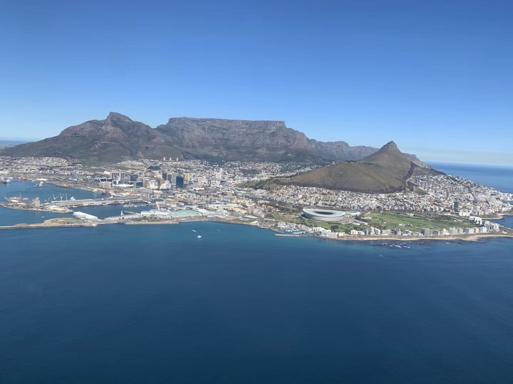 晚上8点飞约翰内斯堡,像是到了另一国家,开普敦象欧洲国家,干净整洁