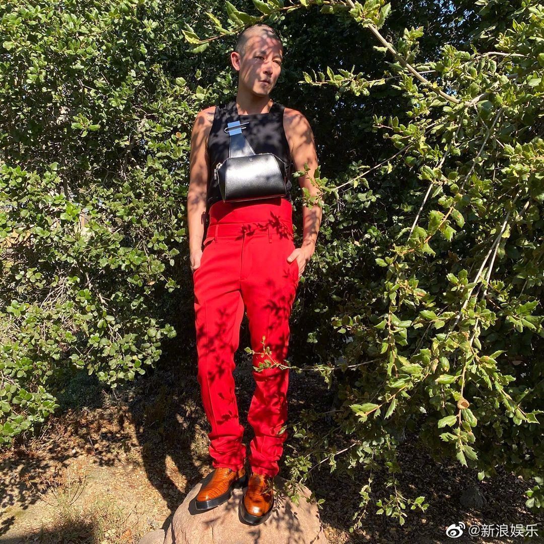 照片中,他以光头造型出镜,黑背心搭配红色高腰裤很是吸睛,你觉得怎么
