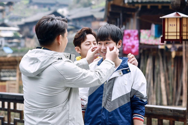 白色上衣的他看起来瘦了很多,但有网友对比身穿同一件衣服的彭昱畅他