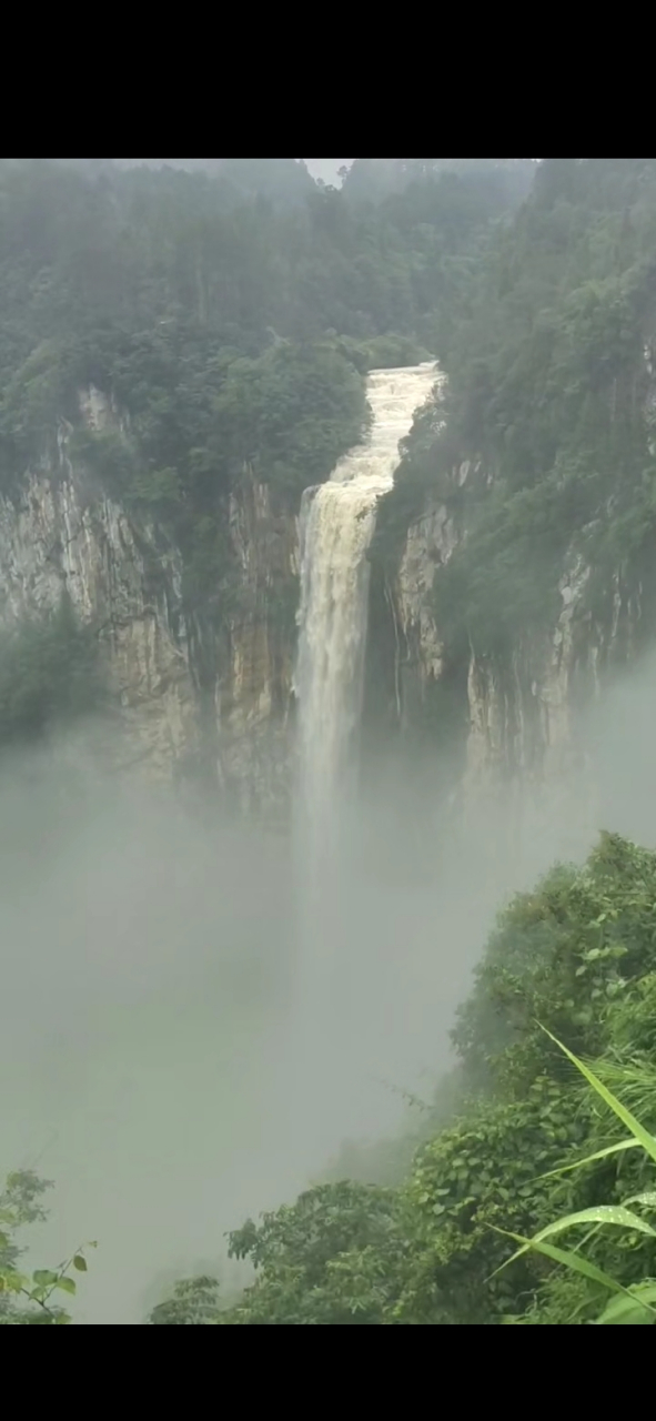 飞流直下三千尺,疑是银河落九天.
