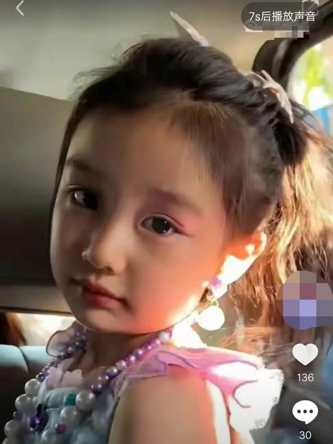 近日,网传有网友拍到杨幂女儿小糯米近照,小姑娘快十岁了,长得特别