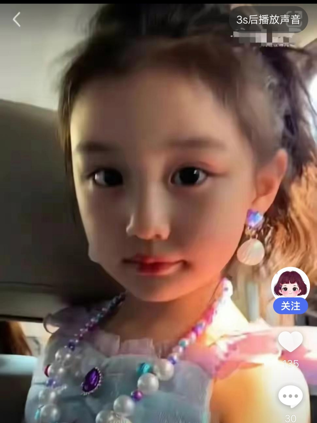 近日,网传有网友拍到杨幂女儿小糯米近照,小姑娘快十岁了,长得特别