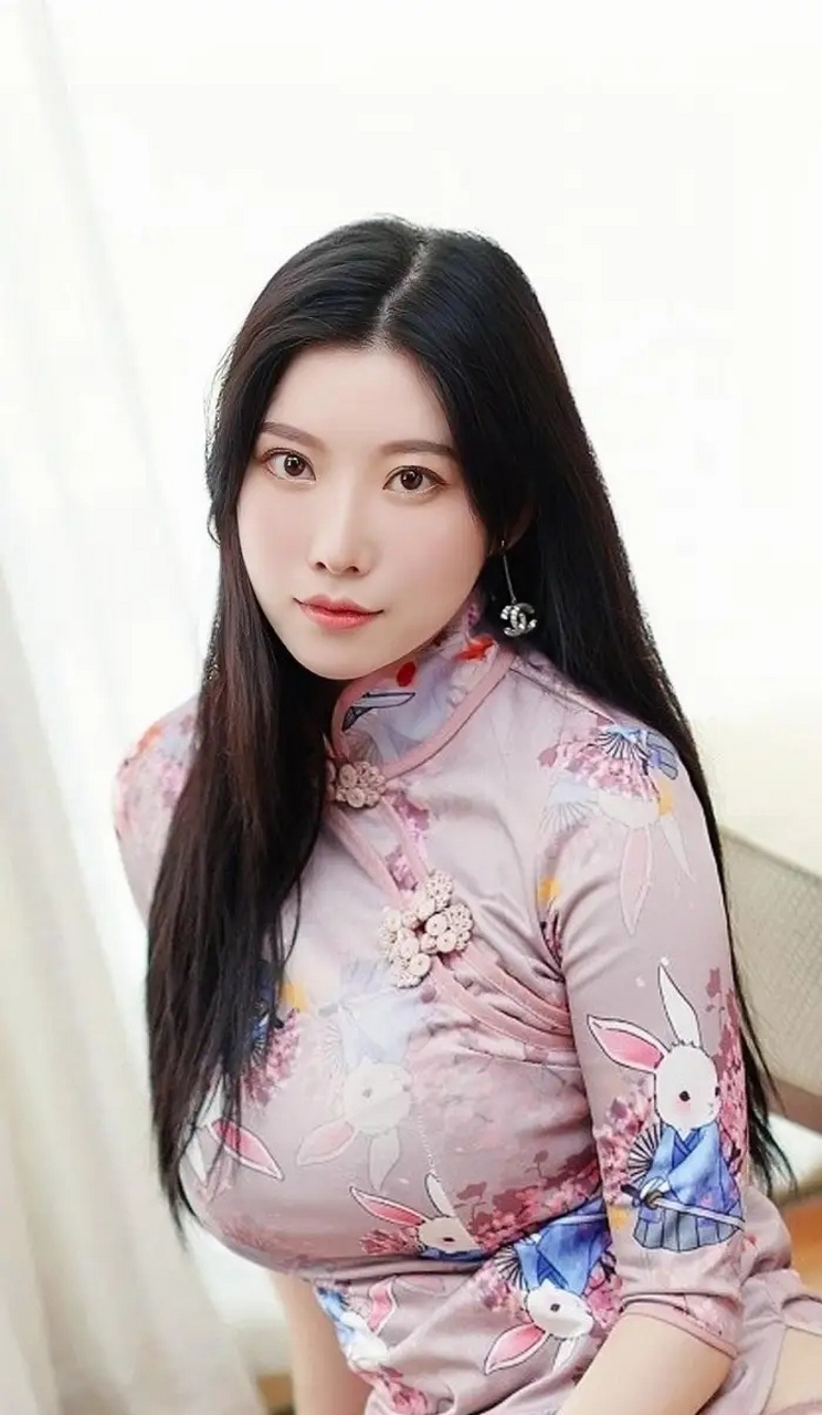 长发及腰的丰满女人