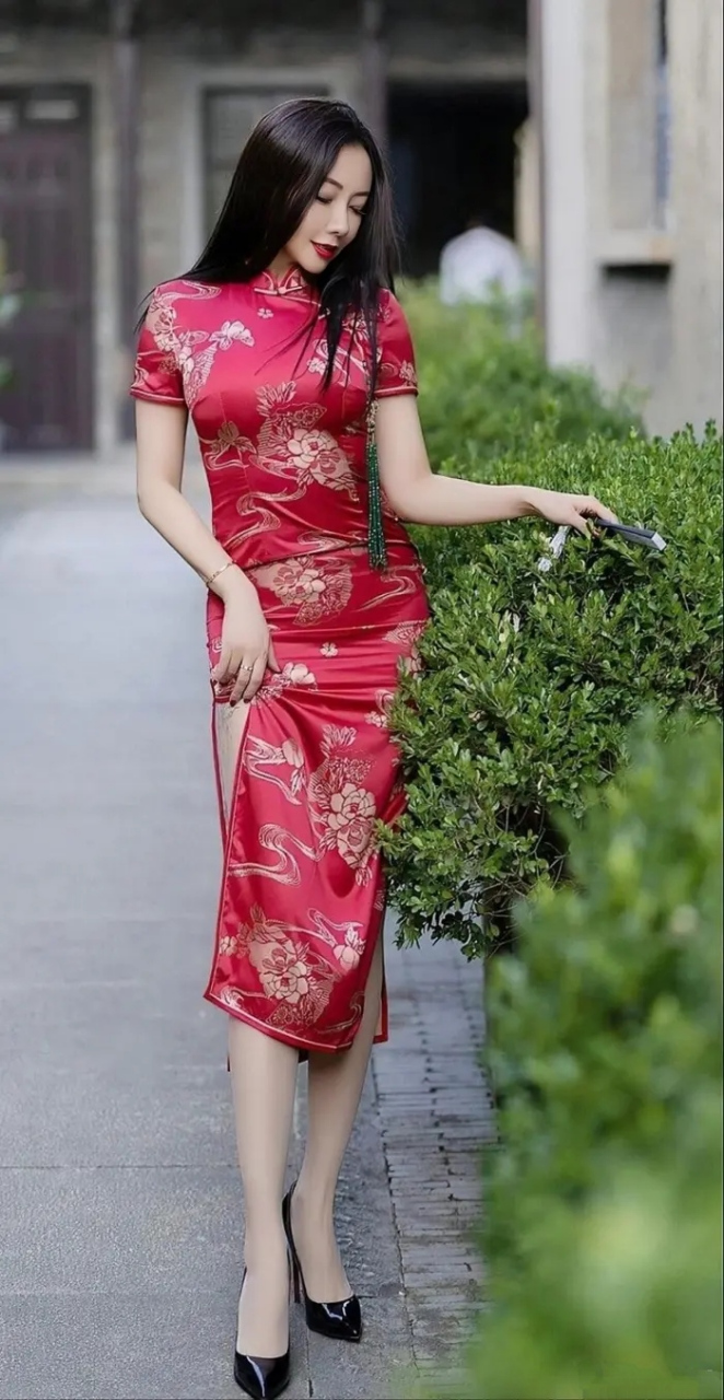 大红旗袍装美女,漂亮又大气,气质也是妥妥的