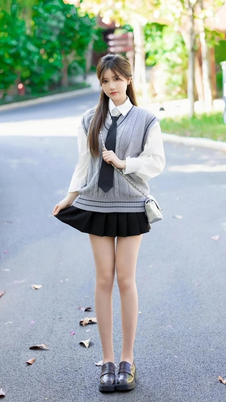 颜值精致又清纯,飘逸的披肩长发,时尚又可爱的穿搭,让人很容易生出