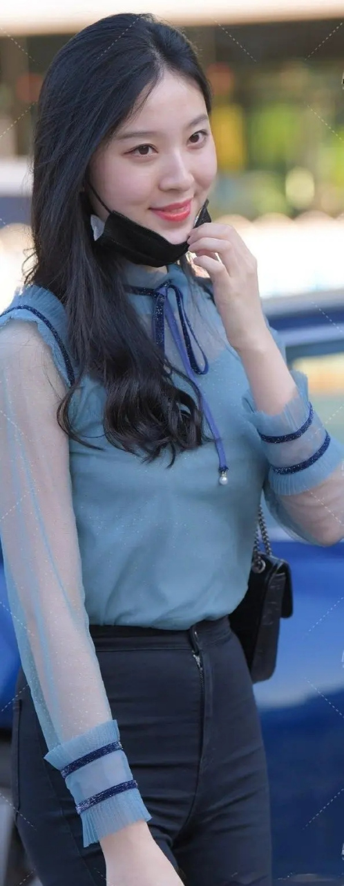 戴口罩的长发小姐姐