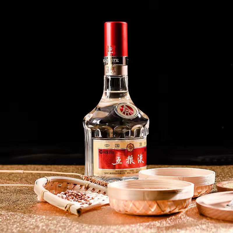 这瓶透明玻璃瓶中的琼浆玉液,贴着醒目的红色标签,宛如一抹烈火在掌中