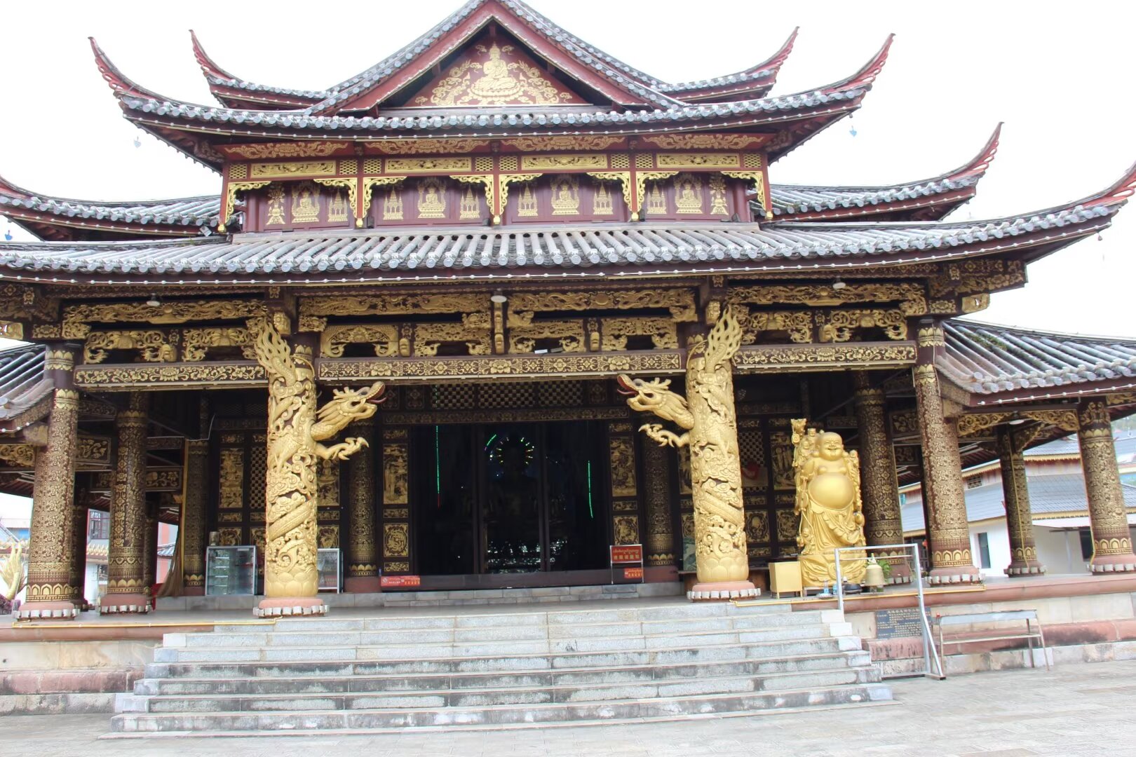 色彩艳丽.孟连多数建筑物都有傣族特色的花纹.一个值得去的小众景点.