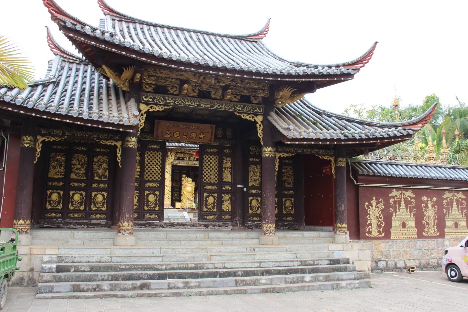 色彩艳丽.孟连多数建筑物都有傣族特色的花纹.一个值得去的小众景点.