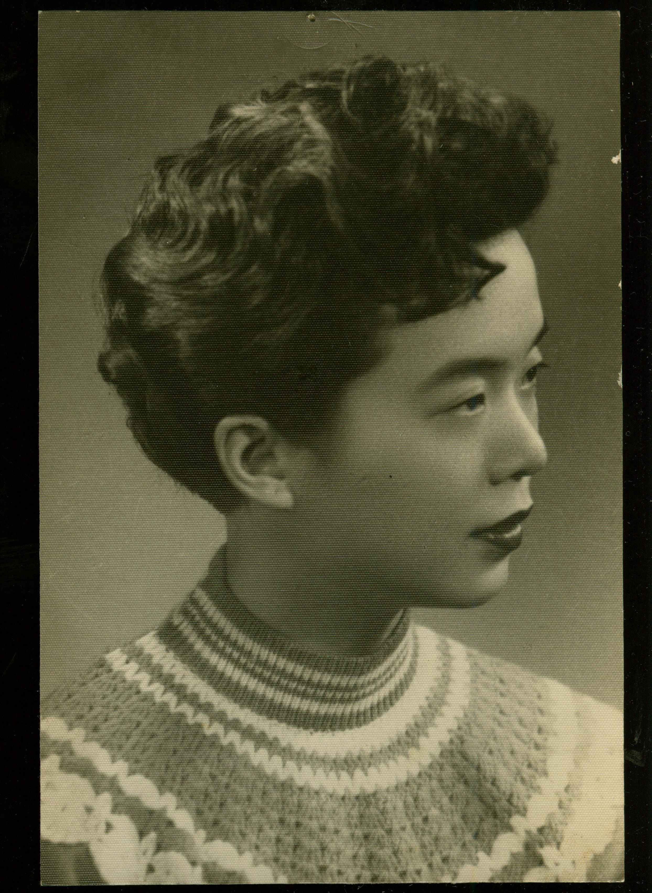 七八九十年代理发师的吹功一流,依靠梳子和吹风机配合吹出大波浪,然后