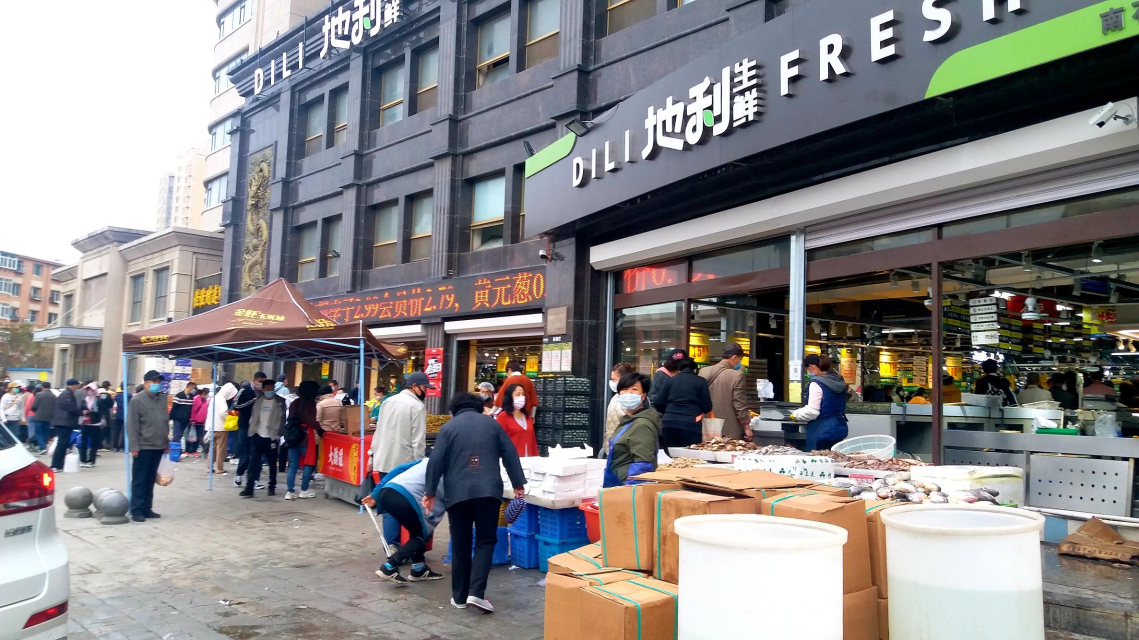 这是位于大连市南石道街地利生鲜超市,这火爆场面不是唯一一次,是经常