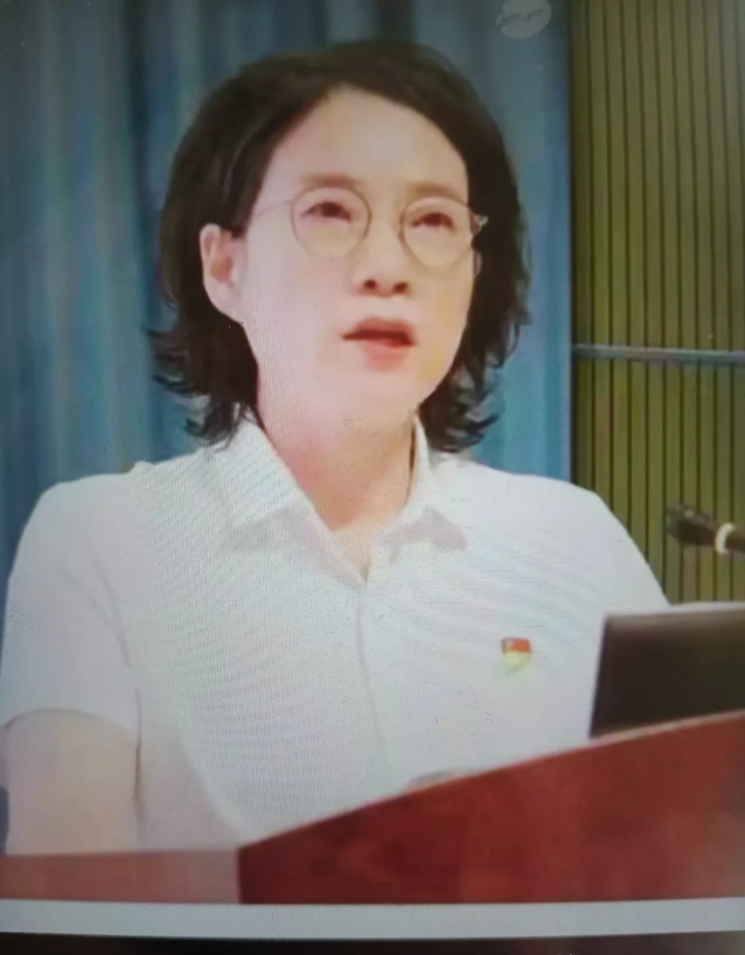 照片上的这位美女,就是湖南省益阳市中心医院的原院长胡丽,她每一步的