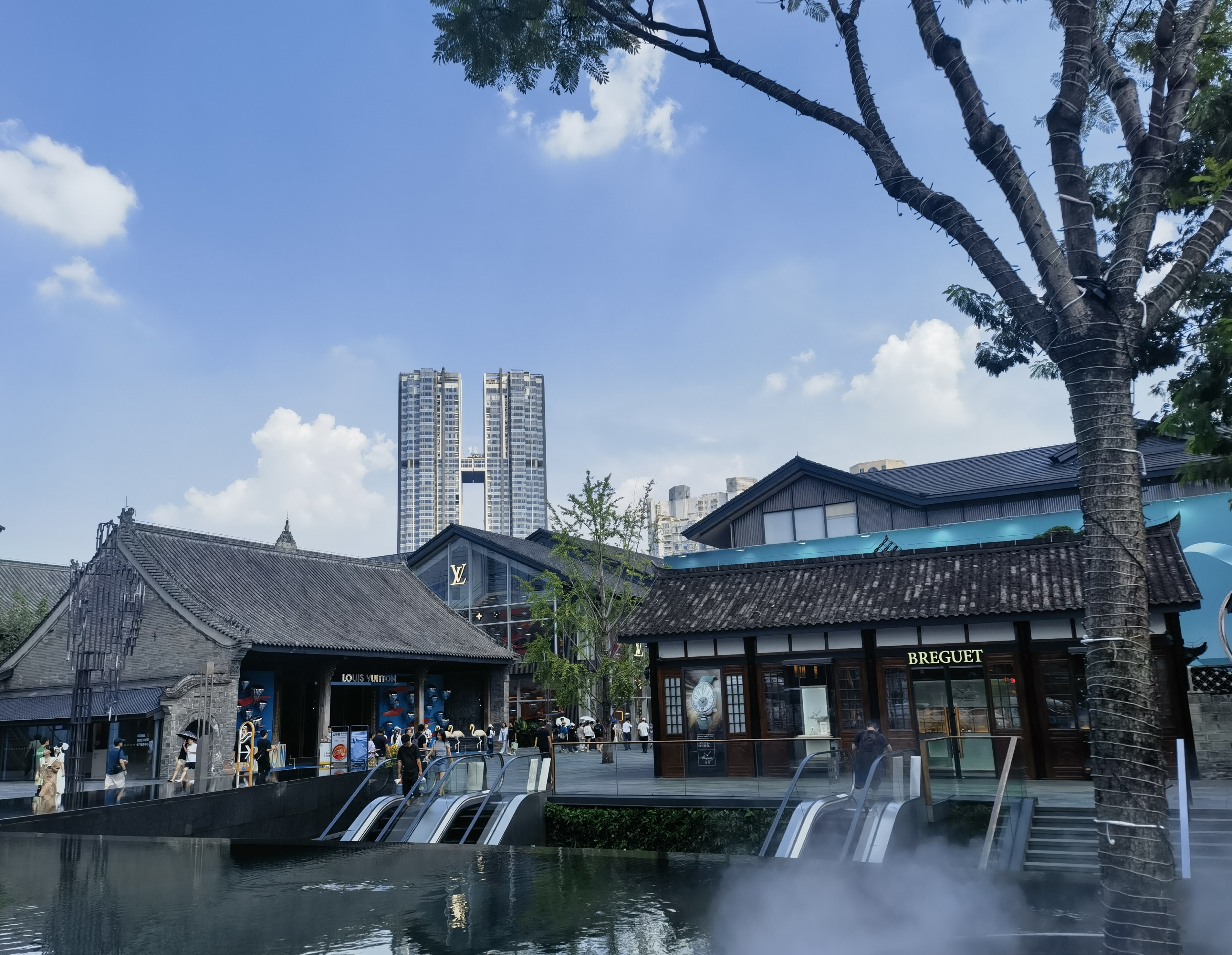 9月20日,成都太古里买苹果的人排着长队,而买面包的人也在排队,尽管