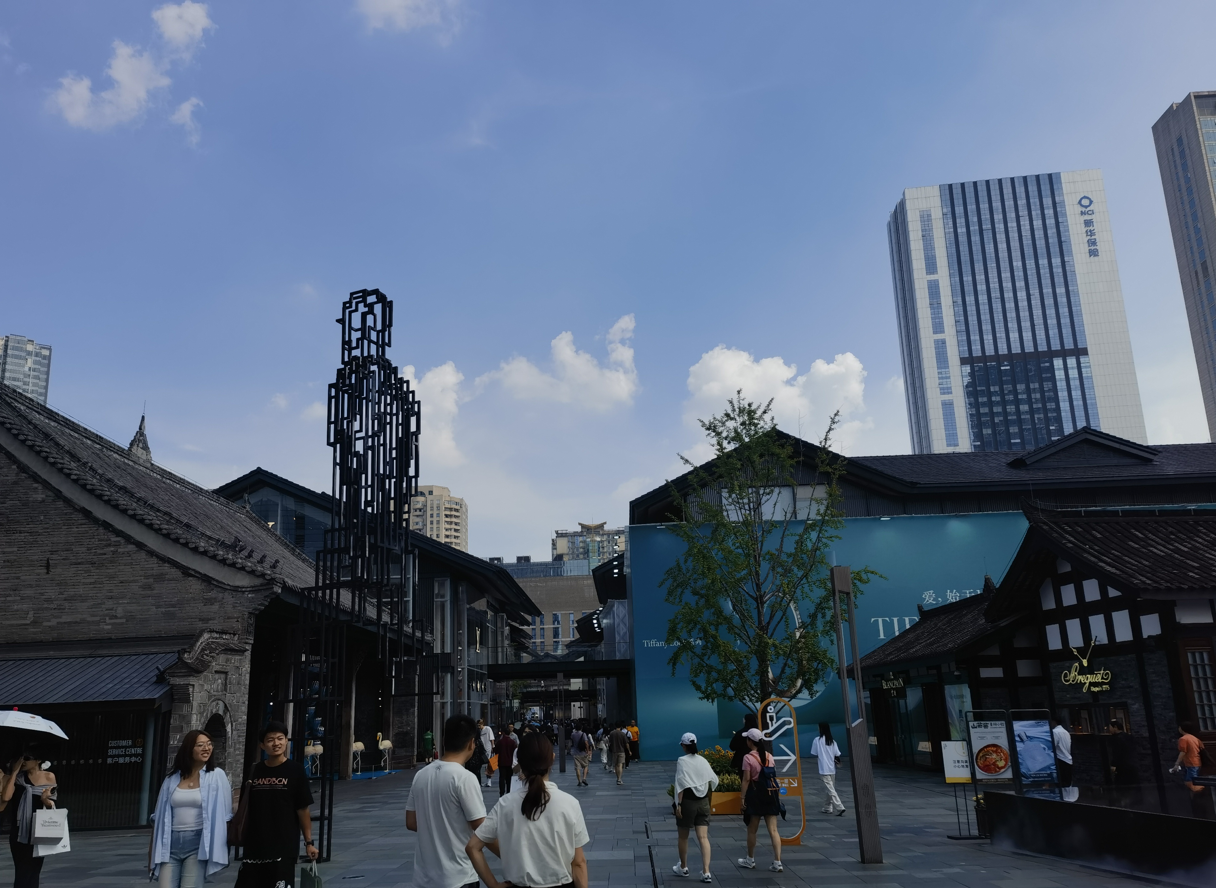 9月20日,成都太古里买苹果的人排着长队,而买面包的人也在排队,尽管