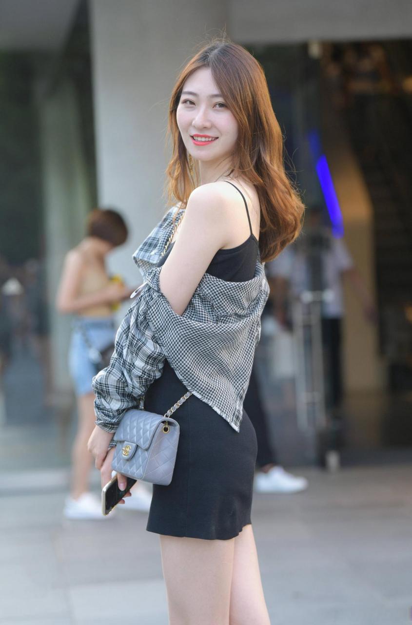 街拍笑容甜美的邻家姐姐#日常穿搭# #时尚街拍
