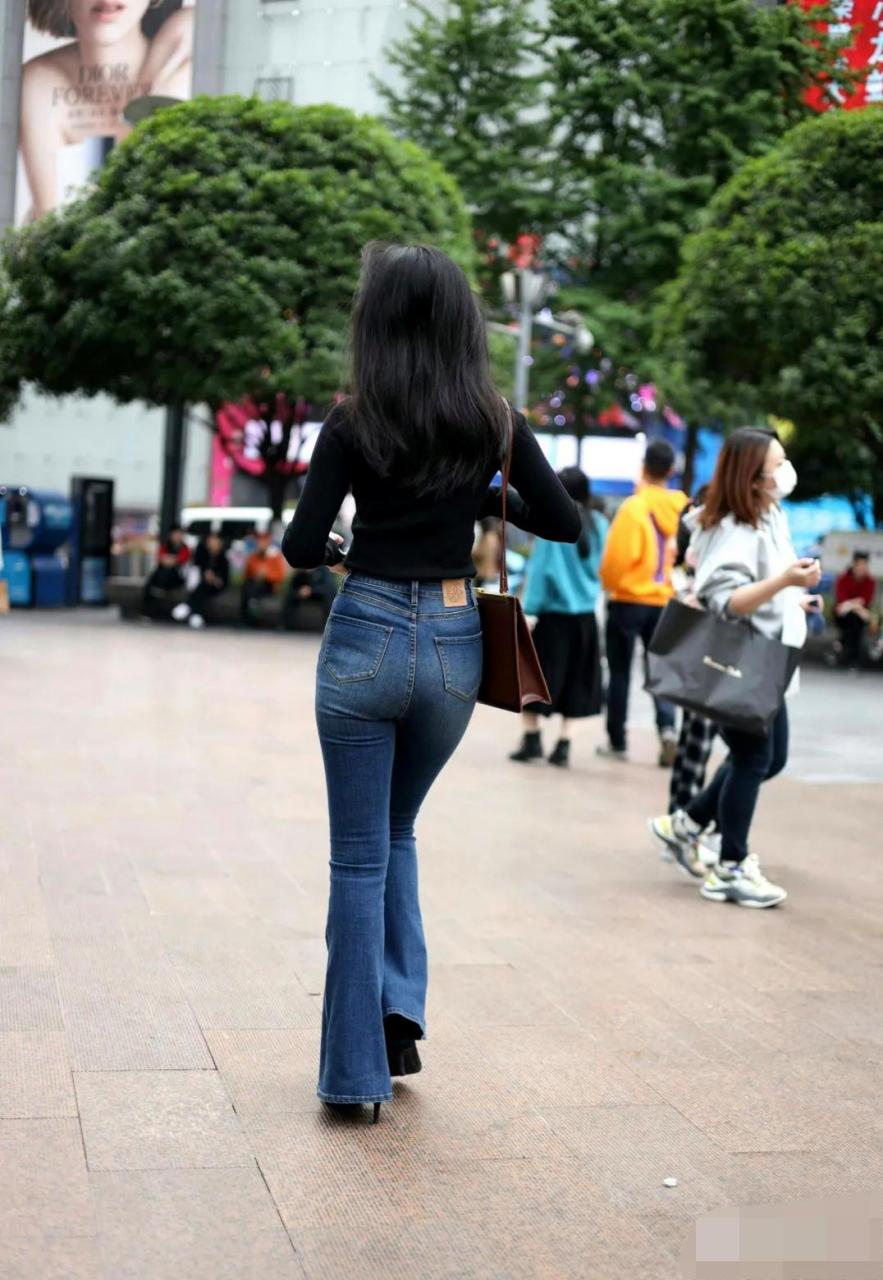 迷人的紧身牛仔裤背影#时尚街拍