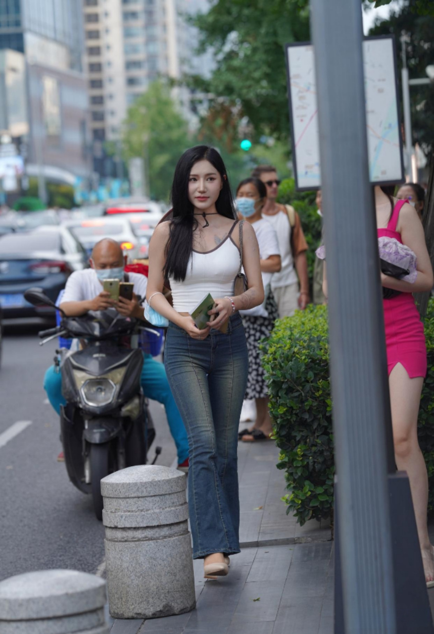 街拍身材高挑的紧身牛仔裤美女#日常穿搭# #时尚街拍