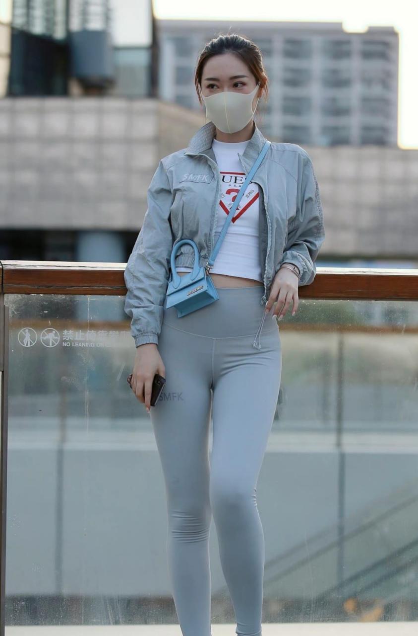 性感俏美的鲨鱼裤美女#时尚街拍