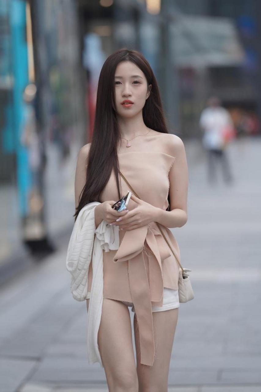 性感靓丽的热裤美女#时尚街拍