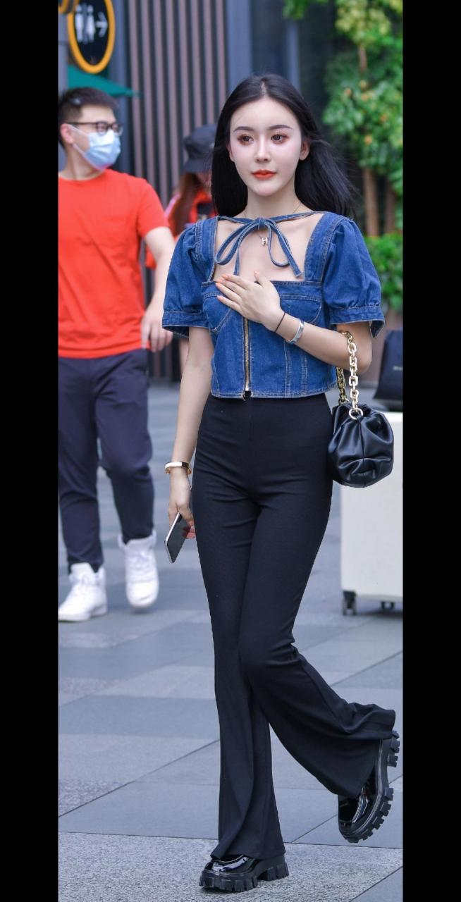 街拍时尚靓丽的邻家小妹#时尚街拍# #日常穿搭