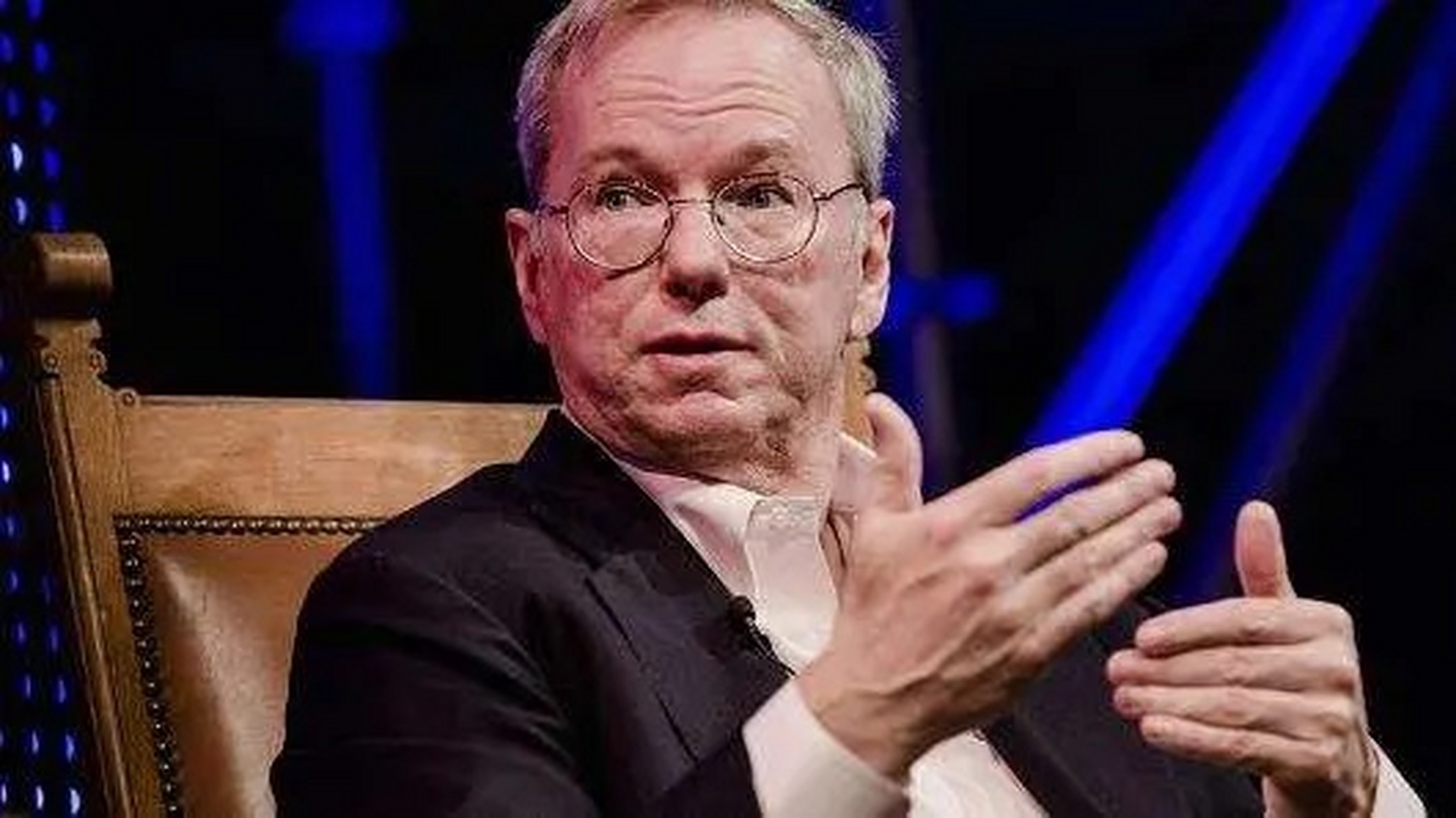 谷歌前ceo埃里克·施密特最近表态说:"社交网络成为了白痴和疯子的