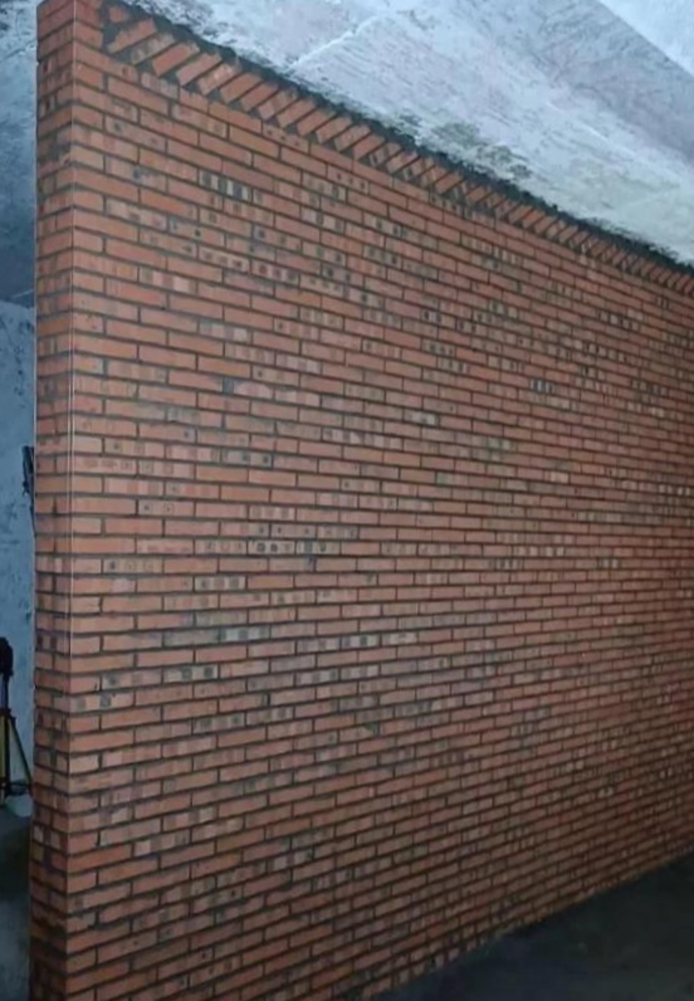 这是我们村里的瓦工师傅砌的墙,手工费一块砖两毛