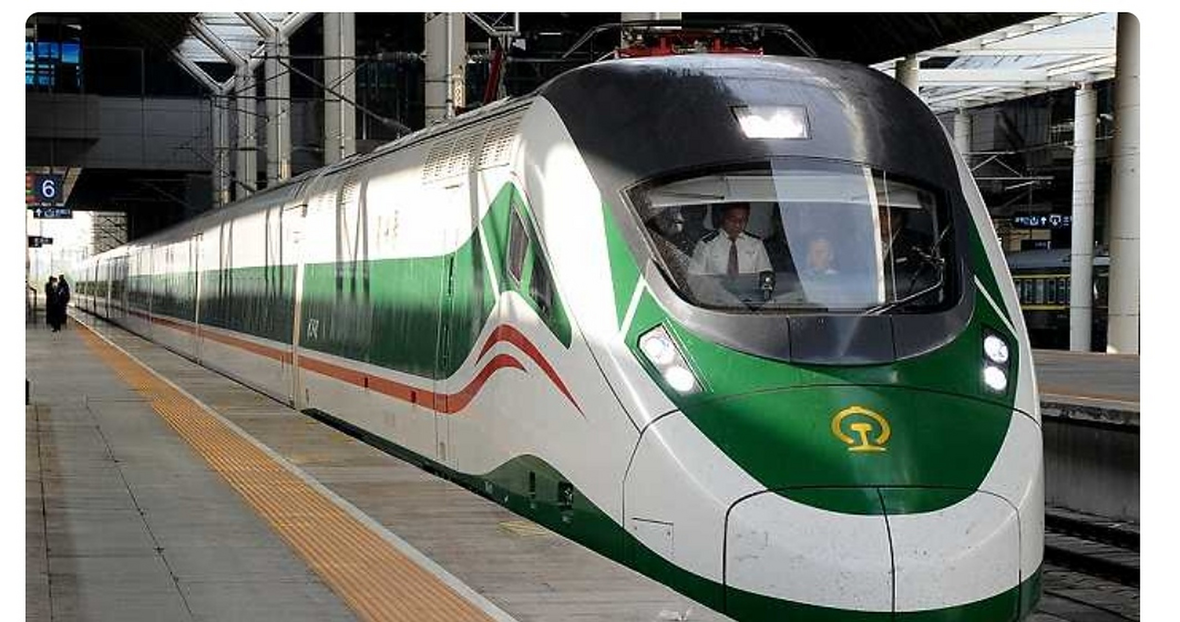 青藏铁路"复兴号"动车今起运行              