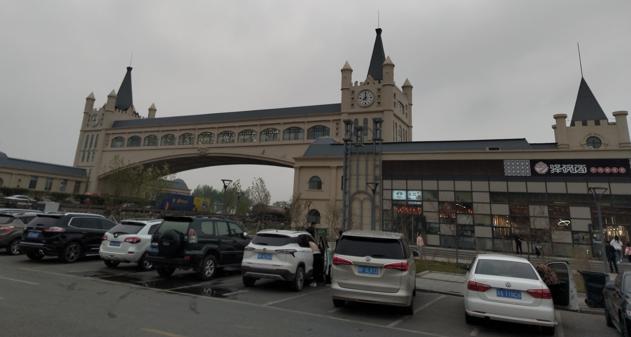 从南方到北方,见到的高速公路服务区多了,只有兴城服务区令