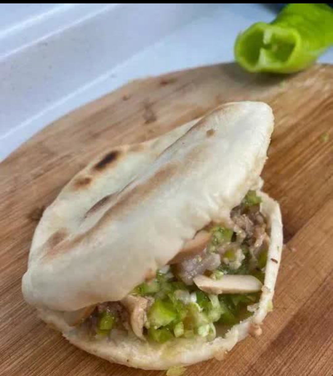 猪肉二十多块钱一斤的时候,你把肉夹馍涨到8块钱一个,卤猪头肉涨到