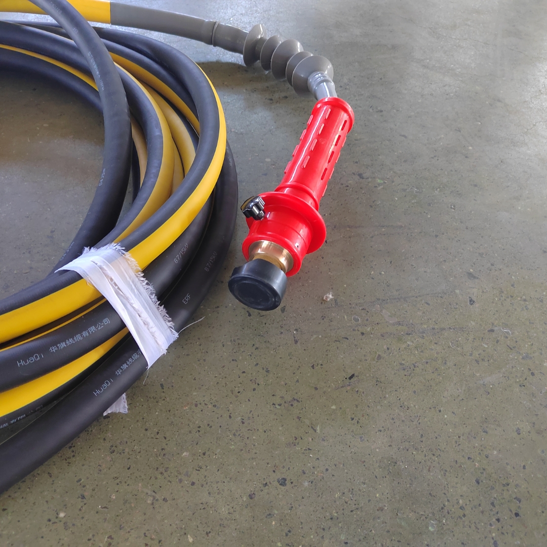 在带电作业时,将旁路电缆的两端分别连接到需要旁路的设备的两侧线路